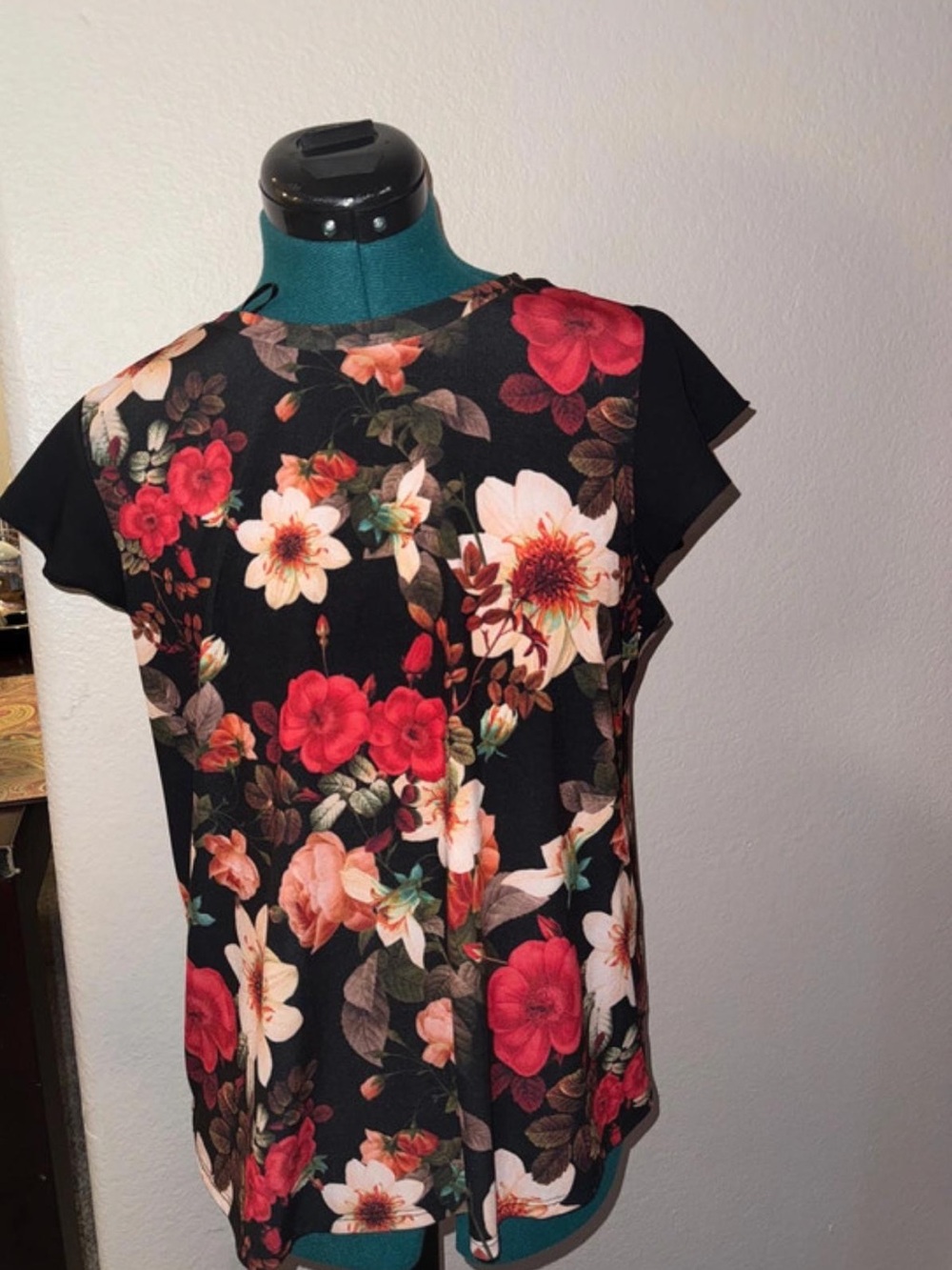 Floral Print Short Sleeve Top - Black with Red & Cream Flowers